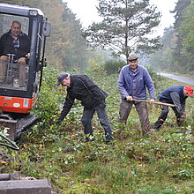 Arbeitseinsatz in Flamschen: Brombeer-Entkusselung.