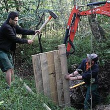 Abschnittsweiser Grabenverschluss: Einbau von einem mit Torf übererdeten Holzstau mit Nut und Feder im Moorbereich (Oktober 2016).
