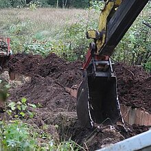Maßnahmen am Torfstich 1: Einbau „Lehmschürze“ an der wasserabgewandten Seite.