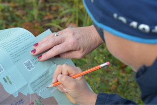 Auf dem Kuckucksweg in Darup mit der Entdeckerkarte.