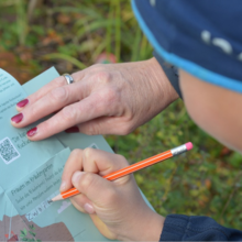 Auf dem Kuckucksweg in Darup mit der Entdeckerkarte.