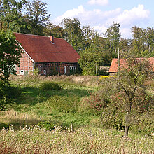 Alte Hoflage am Rande eines von Grünland geprägten Quellbachtales.