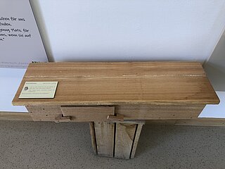 Nistkasten für den Steinkauz mit Kontrollöffnung an der Seite.