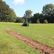 Vorbereitung des Einsaatbeets auf der Empfängerfläche mit einer Fräse.