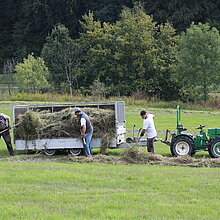 Mahdgutverteilung im Nonnenbachtal.