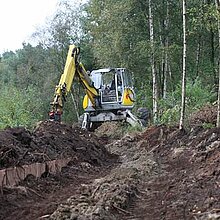 Maßnahmen am Torfstich 1: Übererdung Spundwand mit zuvor ausgekoffertem Torfmaterial.