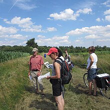 Freiwillige Helfer*innen bei der Wegrandkartierung.