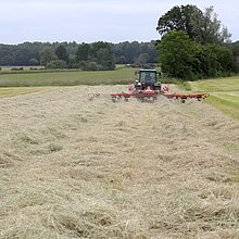 Die Heuernte ist von einer Schönwetterperiode abhängig: Nach dem Mähen wird das Schnittgut mehrere Tage zum Trocknen gewendet und anschließend zu Heuballen gepresst.