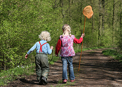 Kinder mit Kescher