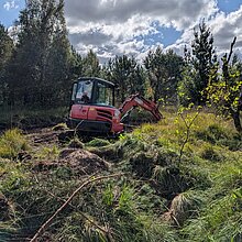 Im Süskenbrocksmoor verlaufen 25 kleinere Gräben, die kontinuierlich den Moorlebensraum entwässern und so beeinträchtigen. Hier wurden die Gräben abschnittsweise mit Torfstauen versehen, um so das Niederschlagswasser dauerhaft zurückhalten zu können.