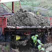 Maßnahmen am Torfstich 1: Einbau „Lehmschürze“ an der wasserabgewandten Seite.