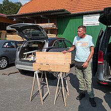 Roland Kaul demonstriert eine selbstgebaute Steinkauz-Niströhre.